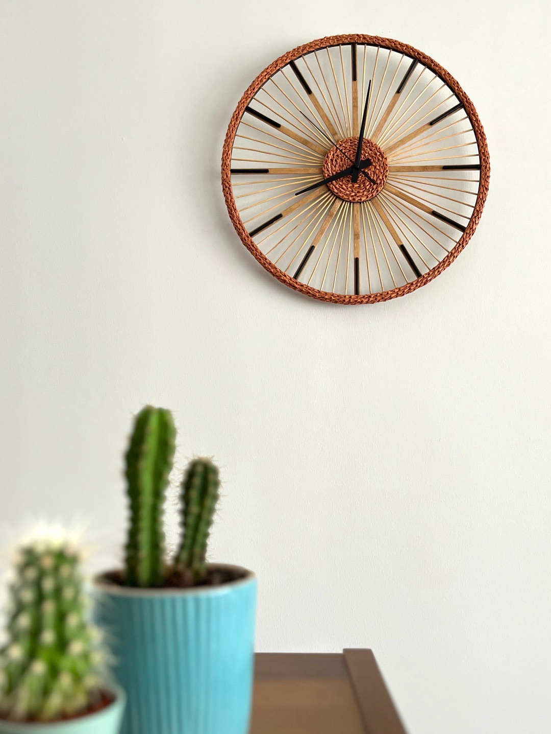 40-cm-el-yapimi-bambu-rattan-dekoratif-duvar-saati-turuncu