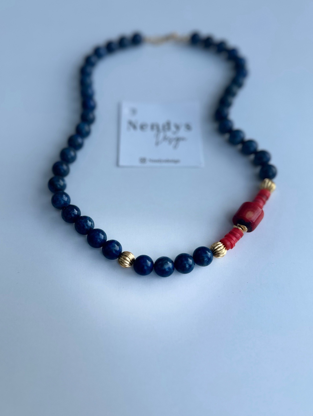 lapis-ve-mercan-detayli-dogaltas-kolye-lacivert