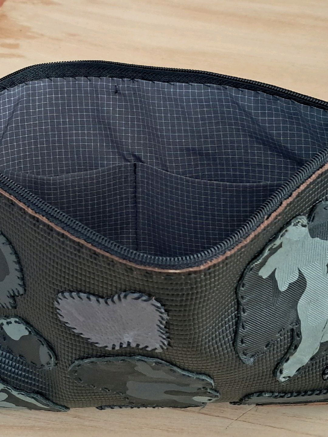 kamuflaj-desen-el-yapimi-deri-clutch-canta-siyah