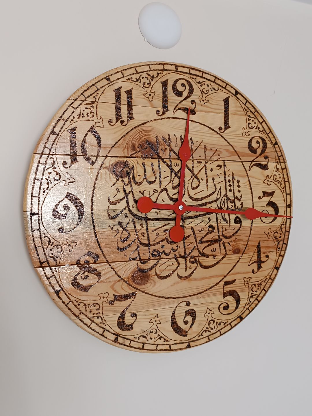 ahsap-duvar-saati-cok-renkli